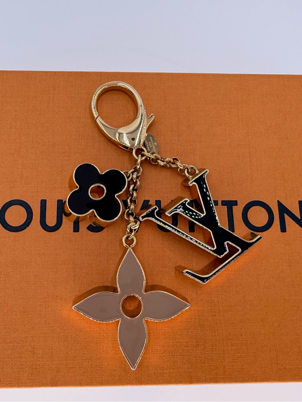 Louis Vuitton Fleur De Monogram Bag Charm
W/Authenticate First COA - Picture 2 of 11